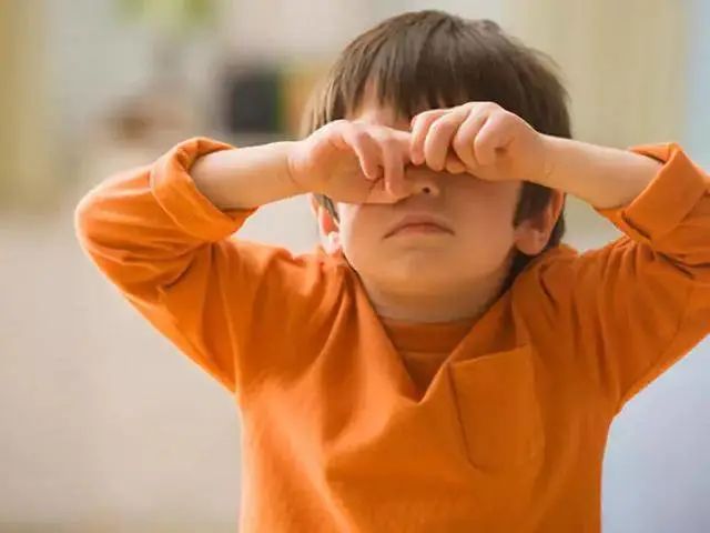 小孩子眼睛眨得很頻繁是什么原因_眼睛一直眨小孩_頻繁眨眼兒童
