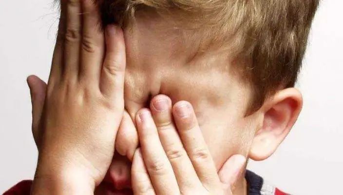 眼睛一直眨小孩_頻繁眨眼兒童_小孩子眼睛眨得很頻繁是什么原因