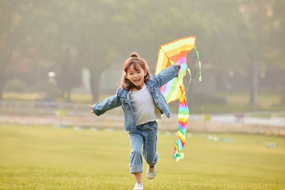 眼睛一直眨小孩_小孩子眼睛眨得很頻繁是什么原因_頻繁眨眼兒童