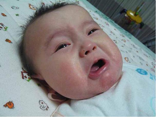 小嬰兒“夜啼”是咋回事？新手家長先別急，孩子哭鬧的背后有原因