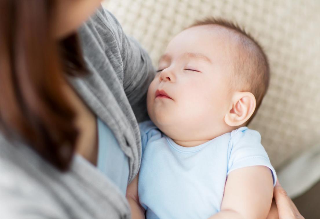 孩子晚上哭哭睡睡是咋回事_小孩晚上睡覺老是哭鬧是什么原因_晚上小孩總是哭